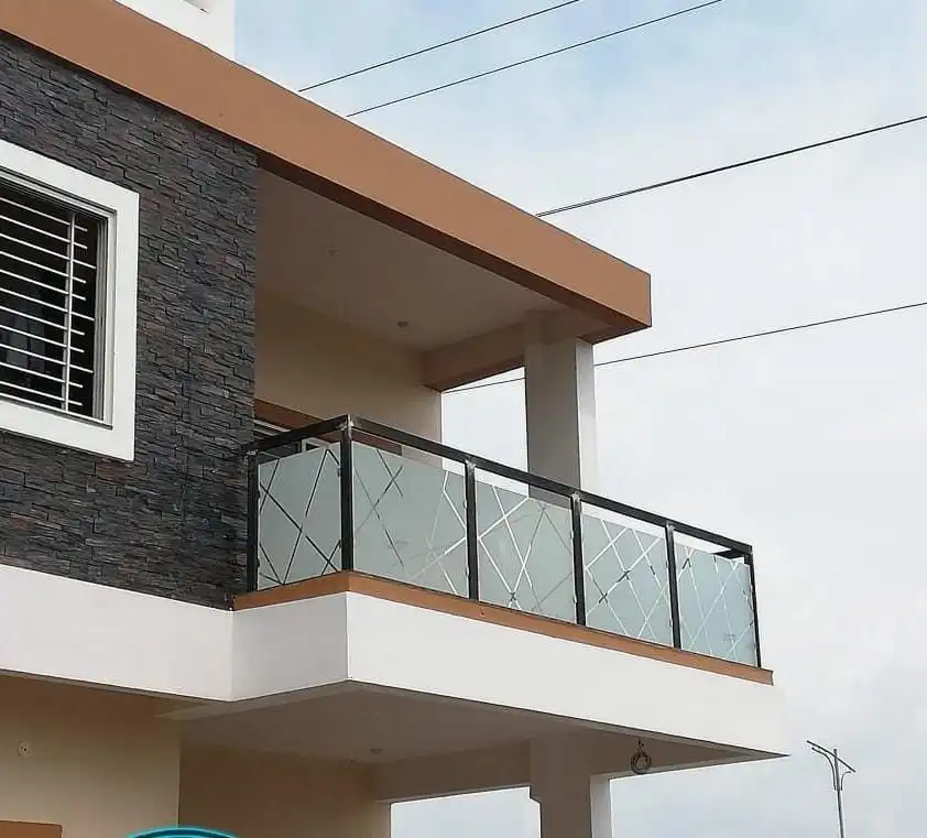 Balcony glass railing